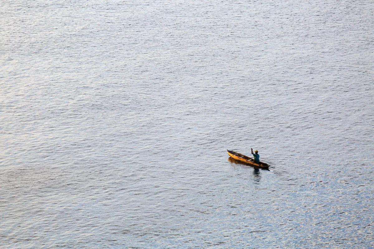 Pêcheur ramant, Sao Tomé, Afrique — Antoine Boureau