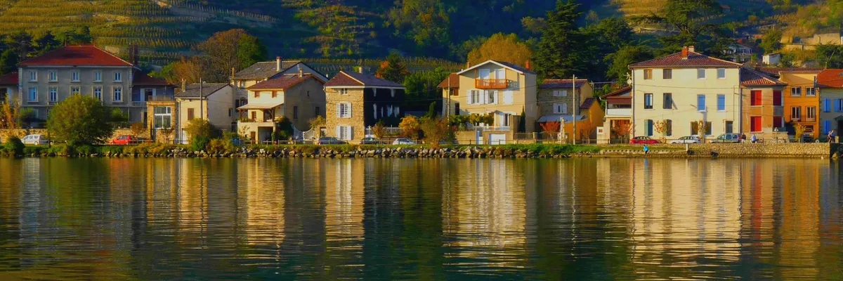 Les belles maisons du bord du Rhône à Condrieu